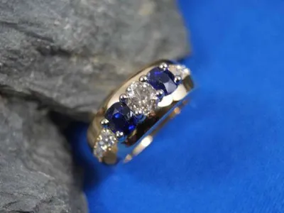 Bague or jaune saphirs diamants