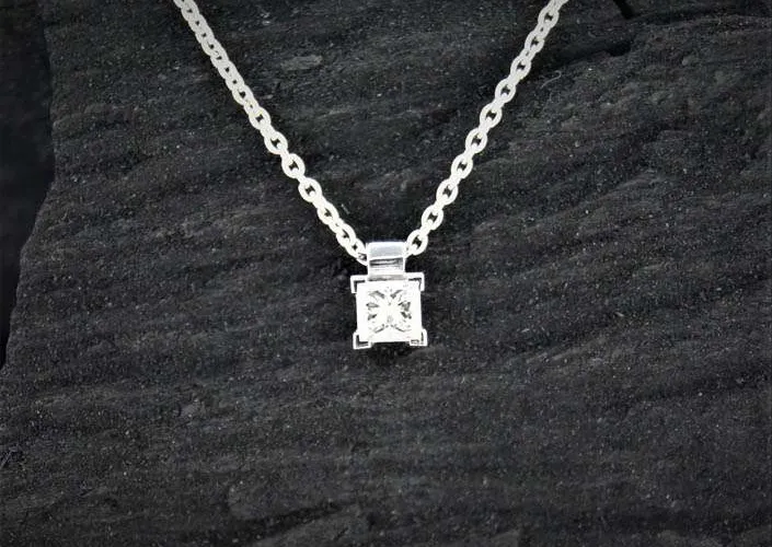 Collier Pendentif or blanc Diamant princesse GVS