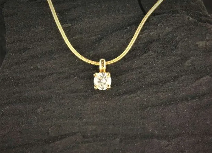Collier Pendentif or jaune 3.65 grs Diamant 0.20ct 860€