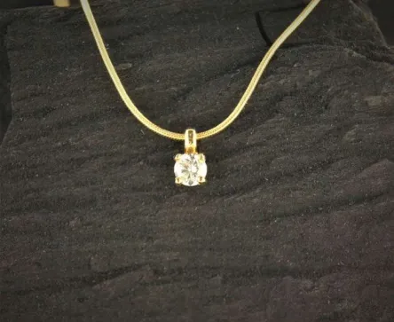 Collier Pendentif or jaune 3.65 grs Diamant 0.20ct 860€